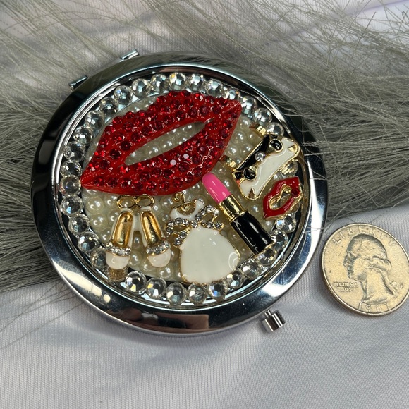 SILVER RHINESTONE COMPACT MIRROR ENAMEL LIPS DECOR - Picture 4 of 4